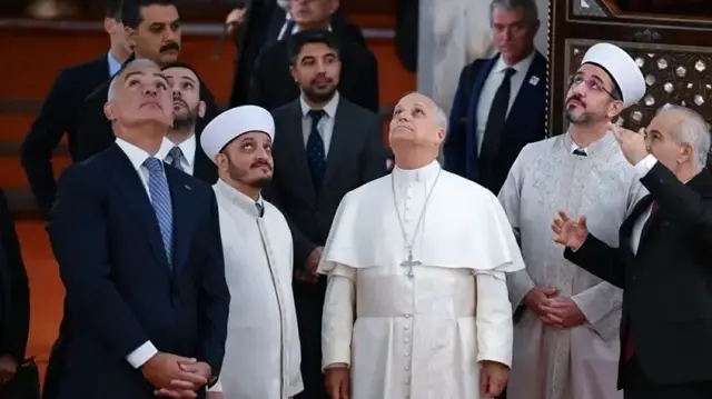 البابا ليو الرابع عشر يزور مسجد السلطان أحمد التاريخي بإسطنبول