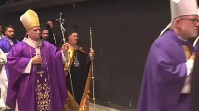 Papa 14. Leo İstanbul’daki Volkswagen Arena’da 4 bin kişilik büyük ayini yönetti