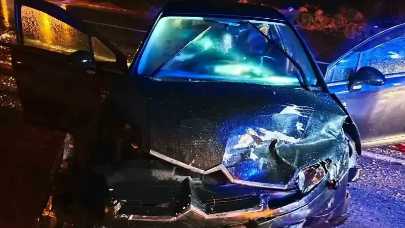 Yağışlı yolda zincirleme kaza: Üç araç birbirine girdi