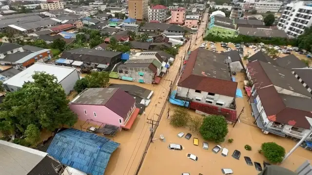 En Asie du Sud-Est, le bilan s'alourdit suite aux inondations et aux glissements de terrain causés par les pluies de mousson qui ont paralysé le sud de la Thaïlande.