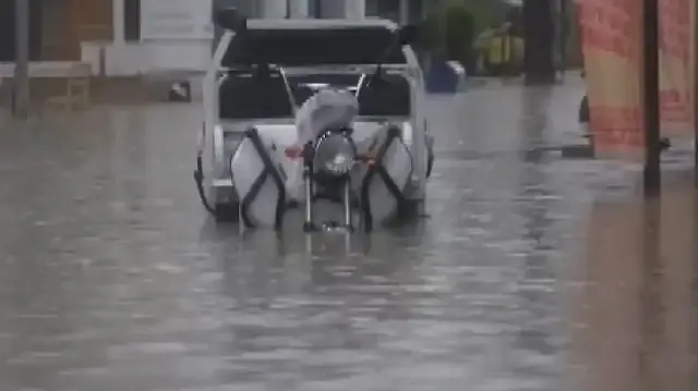 Çeşme'de sağanak sonrası caddeler göle döndü