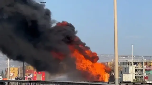 Mersin’de otobandan kara dumanlar yükseldi: Mazot yüklü tanker patlaya patlaya yandı