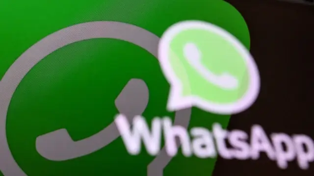 Cette photo illustrative prise le 11 avril 2023 montre le logo du logiciel de messagerie instantanée américain WhatsApp sur l'écran d'un smartphone à Moscou. La Russie a déclaré le 28 novembre 2025 qu'elle envisageait d'interdire le service de messagerie populaire WhatsApp s'il ne se conformait pas à la législation russe, l'accusant de ne pas prévenir et réprimer la criminalité. 


