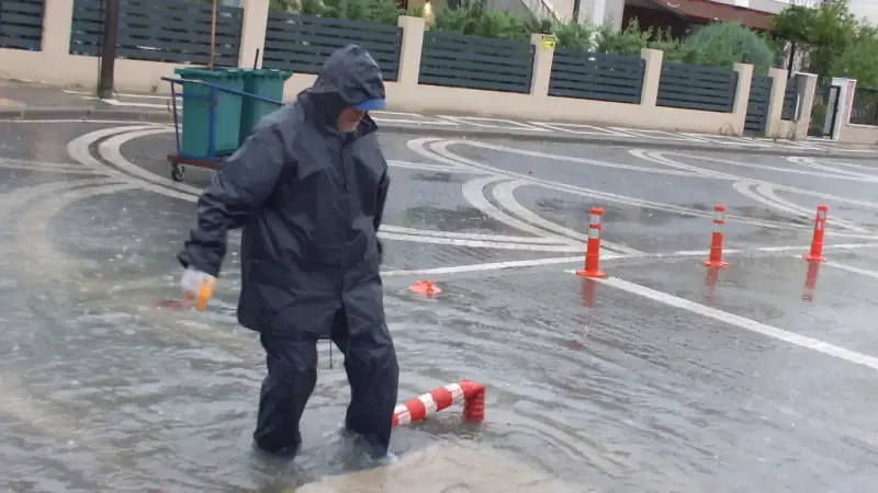 Balıkesir'de sağanak: Yollar göle döndü evleri su bastı