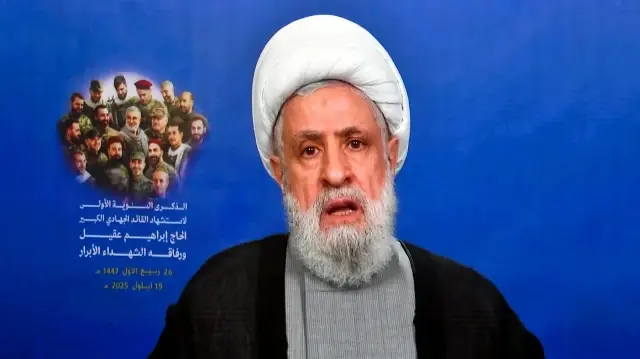 Des partisans du Hezbollah se rassemblent pour écouter le discours du secrétaire général du Hezbollah, Naim Qassem, à l'occasion du premier anniversaire de la mort du commandant en chef de l'unité des opérations spéciales du Hezbollah, Ibrahim Aqil, tué lors d'une frappe israélienne le 20 septembre 2024, dans la banlieue sud de Beyrouth, au Liban, le 19 septembre 2025.