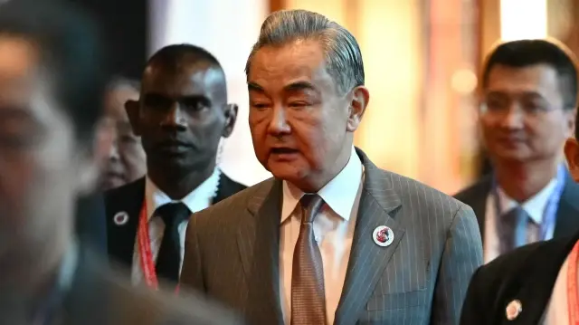 Le ministre chinois des Affaires étrangères Wang Yi quitte le Centre des congrès de Kuala Lumpur après avoir participé à la 58e réunion des ministres des Affaires étrangères de l'ASEAN et à d'autres réunions connexes, le 10 juillet 2025. 

