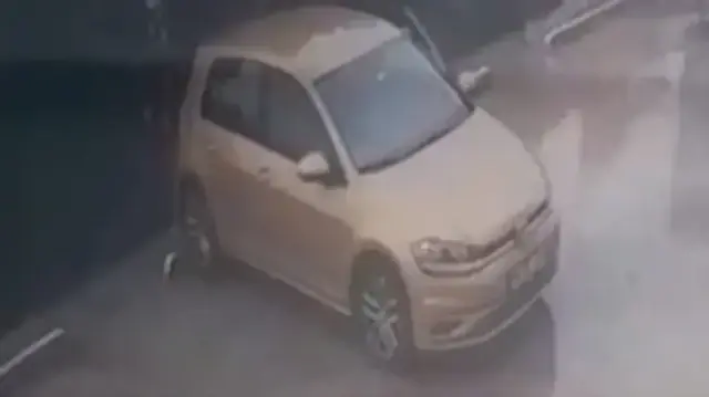 İleri yerine geri giden sürücü 10 metrelik istinat duvarından aşağı düştü: O anlar kamerada