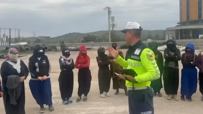 15 kişilik minibüsten 30 kişi çıktı