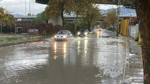 İzmir'de sağanak etkili oldu