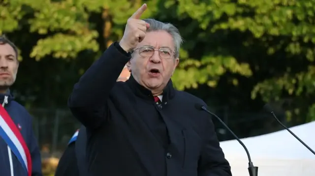 Le fondateur de La France Insoumise (LFI), Jean-Luc Mélenchon, prononce un discours, place de Stalingrad à Paris, ce mardi 6 mai 2025, pour dénoncer la dissolution d'Urgence Palestine et la Jeune Garde.