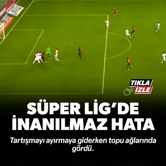 Süper Lig'de enteresan anlar: Kaleci tartışmayı ayırmaya giderken golü yedi | VİDEO