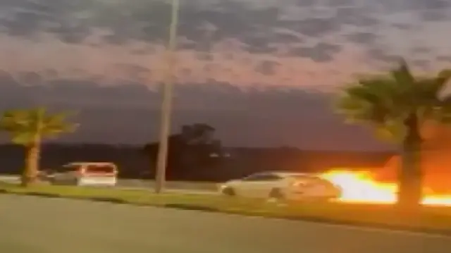 Seyir halinde yanan otomobil alevler içinde metrelerce ilerledi: Sürücü şans eseri kurtuldu