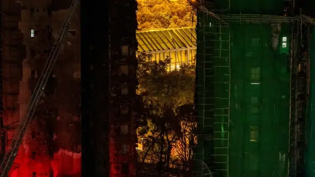 Une vue générale montre les conséquences d'un incendie majeur qui a ravagé plusieurs immeubles d'habitation dans le quartier résidentiel de Wang Fuk Court, dans le district de Tai Po à Hong Kong, le 28 novembre 2025. L'incendie qui a fait rage à Wang Fuk Court a coûté la vie à au moins 128 personnes, ce qui en fait l'incendie d'immeuble résidentiel le plus meurtrier au monde depuis 1980. Vendredi, les autorités ont déclaré que le sort d'environ 200 personnes restait "incertain".