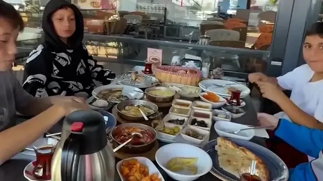 Trabzon’da yürek ısıtan sabah: Kahvaltıya gelen küçük beyefendilere işletme sahibinden jest