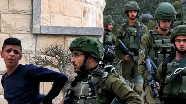 الضفة.. الاحتلال الإسرائيلي يصيب طاقم إسعاف ويعتقل 12 فلسطينيا