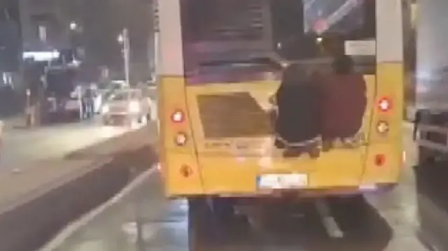 Üsküdar’da çocukların İETT otobüsünün arkasındaki tehlikeli yolculuğu kamerada