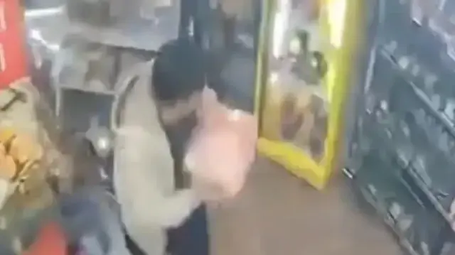 Dalgın sürücü fren yerine gaza basıp şarküteri reyonuna daldı: Müşteri rafların altında kalmaktan son anda kurtuldu