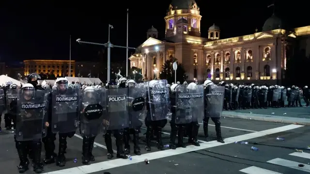 Полиция Сербии задержала 37 участников беспорядков у парламента в Белграде | Фото: The Associated Press
