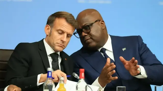 Le président français Emmanuel Macron (à gauche) et le président de la République démocratique du Congo Félix Tshisekedi s'expriment lors d'une conférence visant à soutenir la paix et la prospérité dans la région des Grands Lacs, à Paris, le 30 octobre 2025.