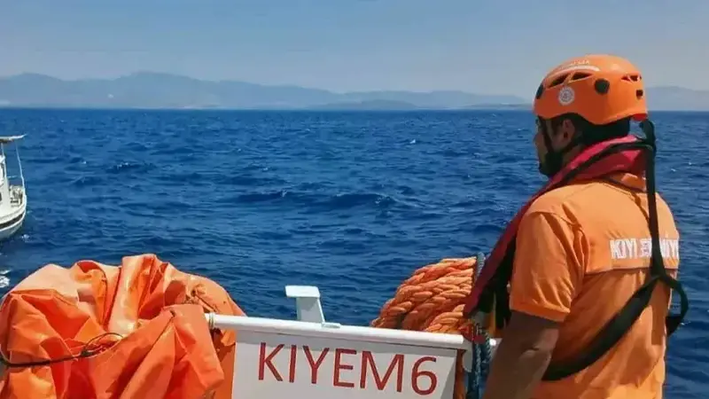Marmara Denizi'nde sürüklenen tekne kurtarıldı