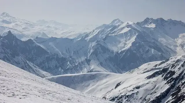 Les glaciers des Alpes et du Caucase fondent à un rythme sans précédent, compromettant les ressources en eau, la biodiversité et la stabilité des écosystèmes de montagne.