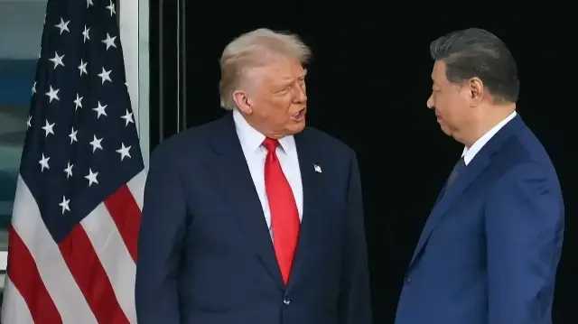 Le président américain Donald Trump (à gauche) et le président chinois Xi Jinping quittent la base aérienne de Gimhae, située à côté de l'aéroport international de Gimhae à Busan, après leurs discussions, le 30 octobre 2025.