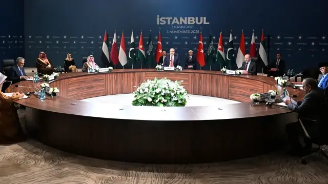 Le ministre d'État aux Affaires étrangères du Qatar, Sultan bin Saad bin Sultan Al Muraikhi, le vice-Premier ministre et ministre des Affaires étrangères du Pakistan, Mohammad Ishaq Dar, le ministre des Affaires étrangères de l'Arabie saoudite, le prince Faisal bin Farhan Al-Saud, le ministre des Affaires étrangères de Türkiye, Hakan Fidan, le ministre des Affaires étrangères de Jordanie, Ayman Safadi, le ministre des Affaires étrangères d'Indonésie, Sugiono, et le ministre d'État aux Affaires étrangères des Émirats arabes unis (EAU) Khalifa bin Shaheen Al Marar, se sont réunis à Istanbul le 3 novembre 2025 pour discuter du plan de paix pour Gaza.