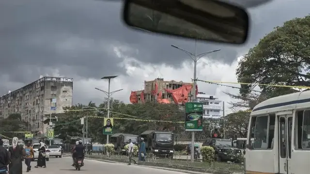 Une colonne de soldats tanzaniens passe devant des affiches électorales du candidat du parti au pouvoir, le Chama Cha Mapinduzi (CCM), et président sortant de Zanzibar, Hussein Ali Mwinyi, à Stone Town, le 30 octobre 2025.