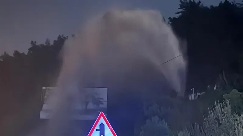 Patlayan borudaki suyun kesilmesiyle trafik normal akışına geri döndü.