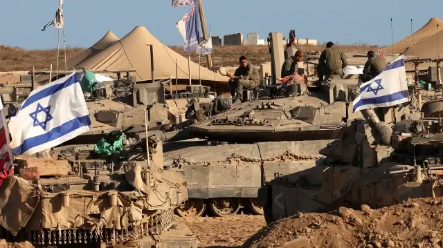 Des soldats israéliens assis sur des chars d'assaut dans le sud, près de la barrière frontalière entre Israël et Gaza, le 30 octobre 2025.