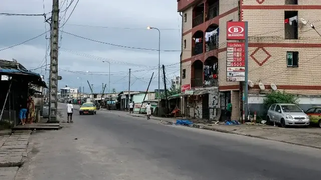 Vue générale d'une route dans le quartier de Bilongue, à Douala, le 31 octobre 2025. Plusieurs villes du Cameroun ont été secouées par des manifestations sporadiques et limitées – quelques centaines de jeunes tout au plus jusqu'à présent – depuis l'annonce des résultats des élections.