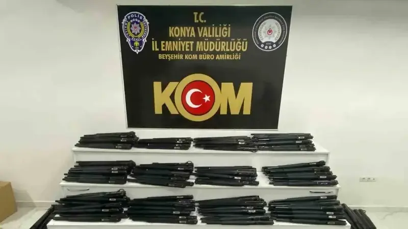 KONYA EMNİYET MÜDÜRLÜĞÜ KAÇAKÇILIK VE ORGANİZE SUÇLARLA MÜCADELE (KOM) ŞUBE MÜDÜRLÜĞÜ EKİPLERİNCE YASA DIŞI SİLAH TİCARETİNE YÖNELİK GERÇEKLEŞTİRİLEN İKİ AYRI OPERASYONDA YÜZLERCE SİLAH VE SİLAH PARÇASI ELE GEÇİRİLDİ.