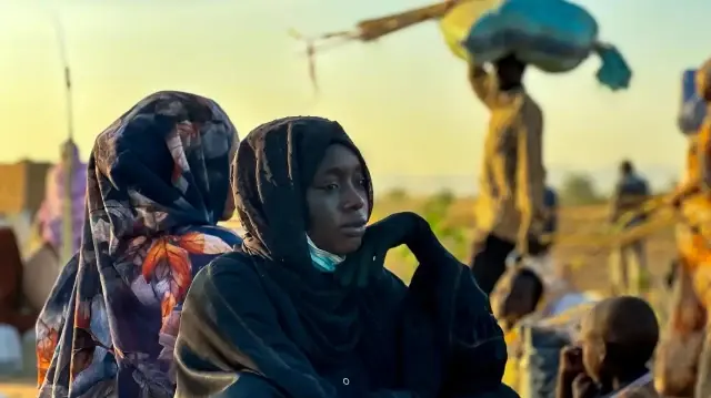 Une femme déplacée se repose à Tawila, dans la région occidentale du Darfour ravagée par la guerre, le 28 octobre 2025, après avoir fui El-Fasher suite à la chute de la ville aux mains des Forces de soutien rapide (RSF).