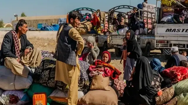 طورخم سرحد کھلنے کے بعد تقریباً 5 ہزار 220 افراد واپس افغانستان چلے گئے۔
