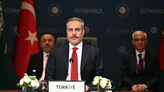 Le ministre turc des Affaires étrangères, Hakan Fidan, participe à une réunion avec les ministres des Affaires étrangères des pays musulmans pour discuter du plan de paix pour Gaza, à Istanbul, le 3 novembre 2025.