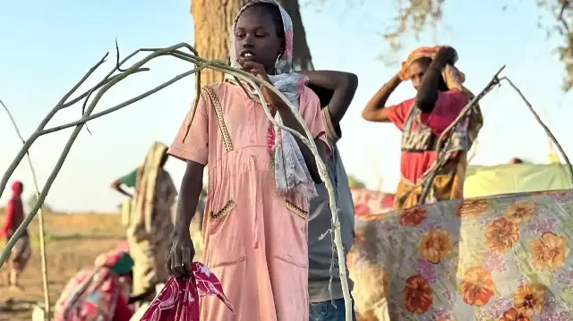 Des Soudanais déplacés qui ont fui El-Fasher après la chute de la ville aux mains des Forces de soutien rapide (RSF) se reposent près de la ville de Tawila, dans la région du Darfour occidental, ravagée par la guerre, le 28 octobre 2025.