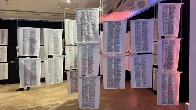 لندن.. نقوش تطريز تخلّد أسماء ضحايا الإبادة الإسرائيلية في غزة