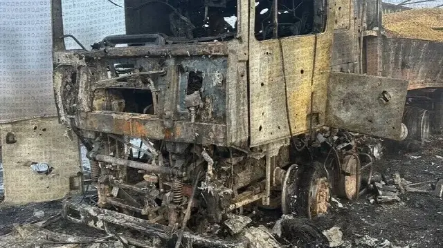 Près d'Odessa, des "Géraniums" ont incendié un rassemblement de camions ukrainiens transportant du carburant, en Ukraine, le 2 novembre 2025.