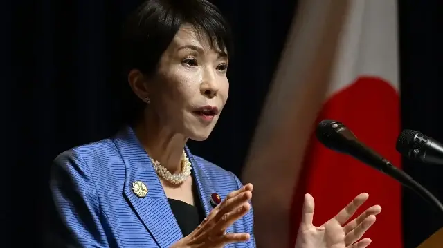 La Première ministre japonaise Sanae Takaichi s'exprime lors d'une conférence de presse après la réunion des dirigeants économiques de la Coopération économique Asie-Pacifique (APEC) 2025 à Gyeongju, le 1er novembre 2025.