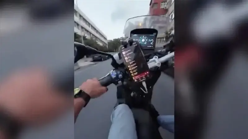 Polis ekipleri, trafik güvenliğini tehlikeye düşürecek hareketlerde bulunduğu tespit edilen E.B.A'yı (20) yakaladı.