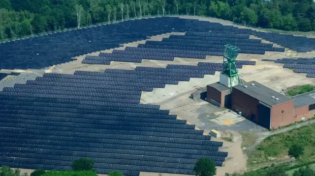 De la Chine à la Türkiye, les anciennes mines de charbon renaissent sous forme de fermes solaires, combinant transition énergétique, emplois locaux et réhabilitation écologique.