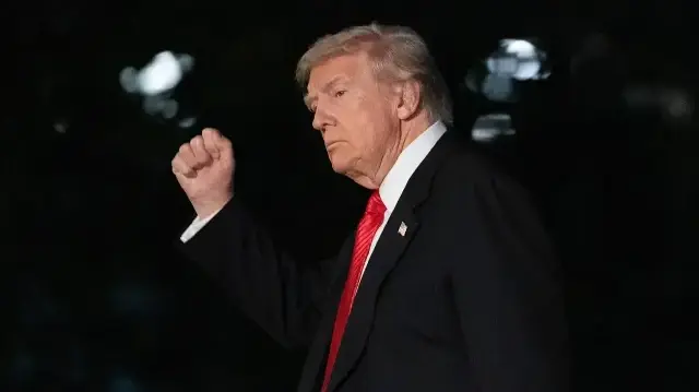 Le président américain Donald Trump fait un geste alors qu'il marche sur la pelouse sud à son arrivée à la Maison Blanche à Washington, DC, le 2 novembre 2025.