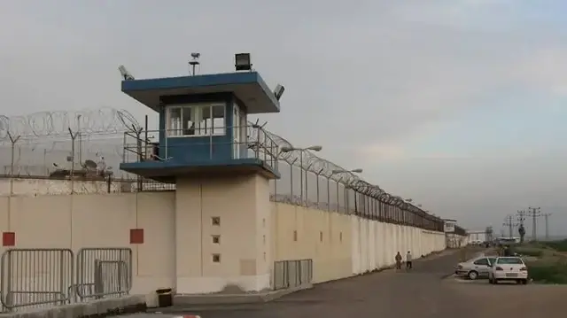 "هآرتس" تدعي إفراج الاحتلال عن أسير فيديو التعذيب في أكتوبر