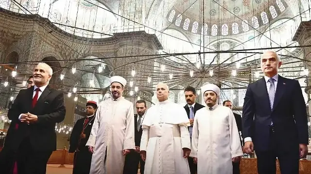 Papa Sultanahmet Camii’ni gezdi