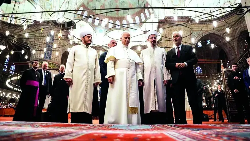 Papa’nın Sultanahmet Camii turu yaklaşık 15 dakika sürdü ve ziyaret, yetkililerle yapılan kısa bir sohbetin ardından sona erdi. 