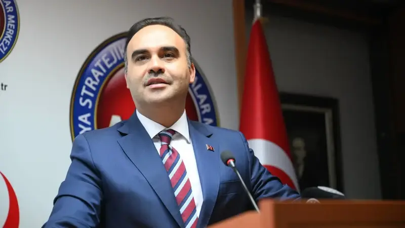 "Milli teknoloji kapasitemiz, hava üstünlüğünün kurallarını yeniden yazan bir seviyede. Göklerde ve ötesinde. Tam bağımsız Türkiye" ifadelerini kullandı.