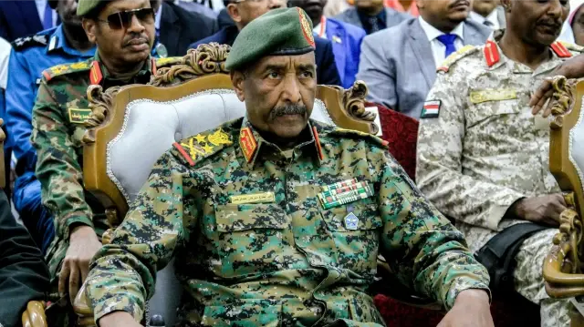 (ARCHIVES) Le chef de l'armée soudanaise, le général Abdel Fattah al-Burhan, assiste à l'inauguration d'une initiative visant à soutenir les familles des victimes tuées et blessées dans la guerre civile en cours, à Port-Soudan, le 26 avril 2025. 