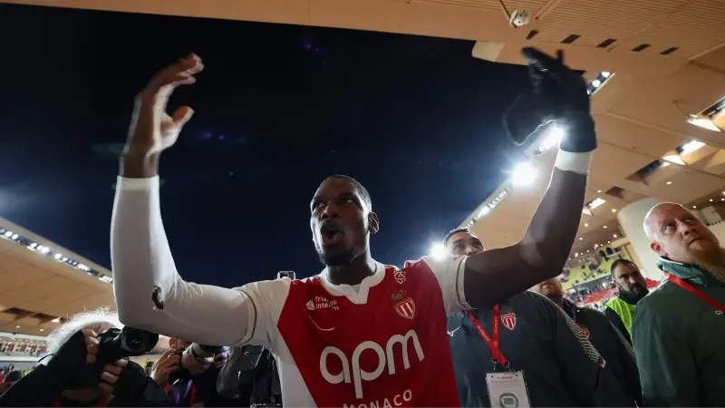 Pogba maç sonu tribün lideriyle diyaloğa girdi.