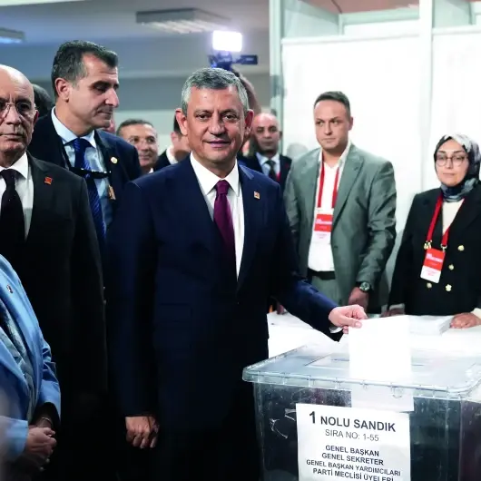 8 ayda üçüncü kez genel başkan seçildi