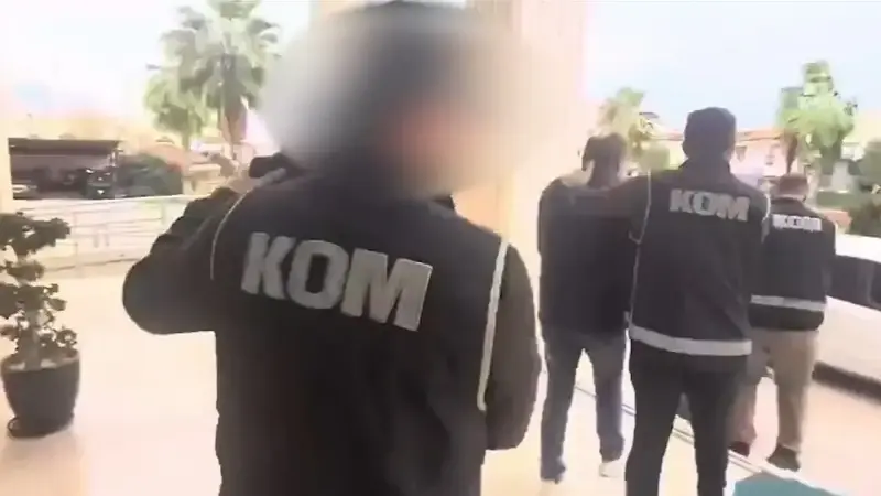 Diyarbakır, İzmir, Çanakkale, Antalya ve Denizli illerinde eş zamanlı yapılan operasyonlarda, A.R.K, Y.S ve A.H.K isimli üç şüpheli şahıs yakalandı.